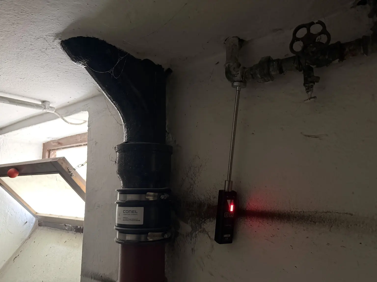 Technische Leitungsprüfung mit Messgerät in einem Hamburger Keller